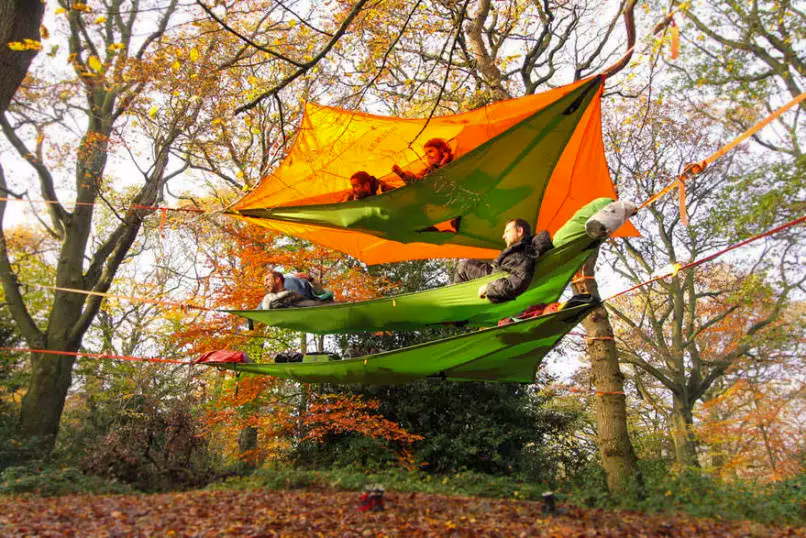 tentes suspendues superposées