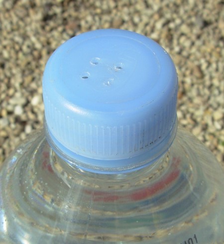 bouteille d'eau avec trou dans le bouchon