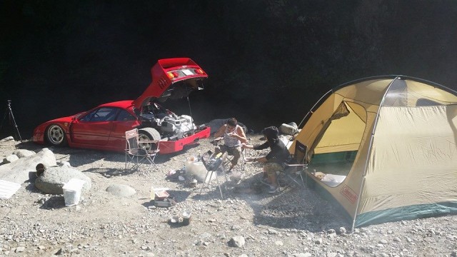 camping-ferrari-f40