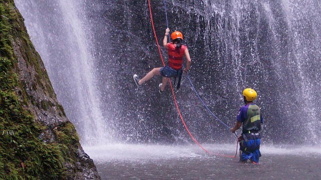 Le canyoning en Ardèche, un sport à sensation.