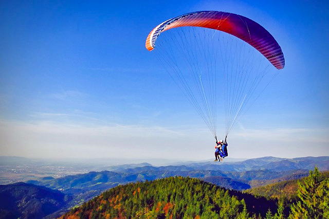 Faire du saut en parachute en Ardèche, c'est possible !
