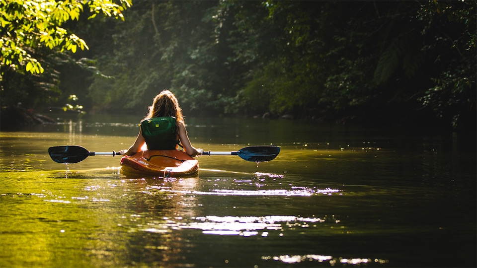 femme en kayak