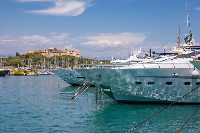 Bateau sur le port d'Antibes